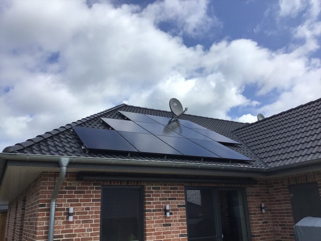 Großflächige Solaranlage von Förde Solar auf dem Dach eines Wohnhauses