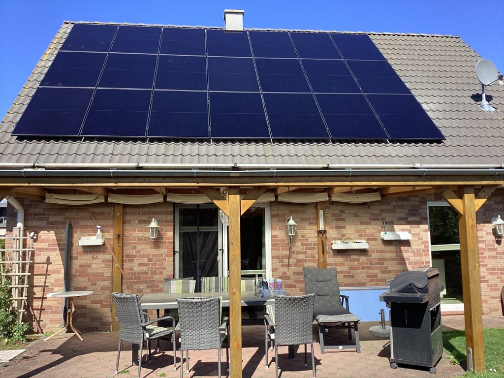 Photovoltaikanlage von Förde Solar auf dem dunklen Ziegeldach eines Einfamilienhauses